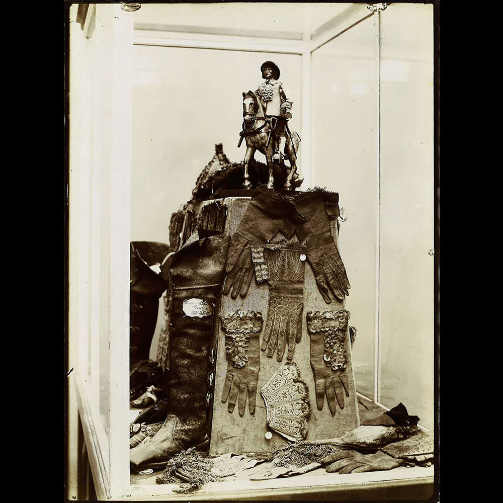 Exposition Universelle de Paris - Musée Centennal du Costume, Réunion de 24 tirages (1900)