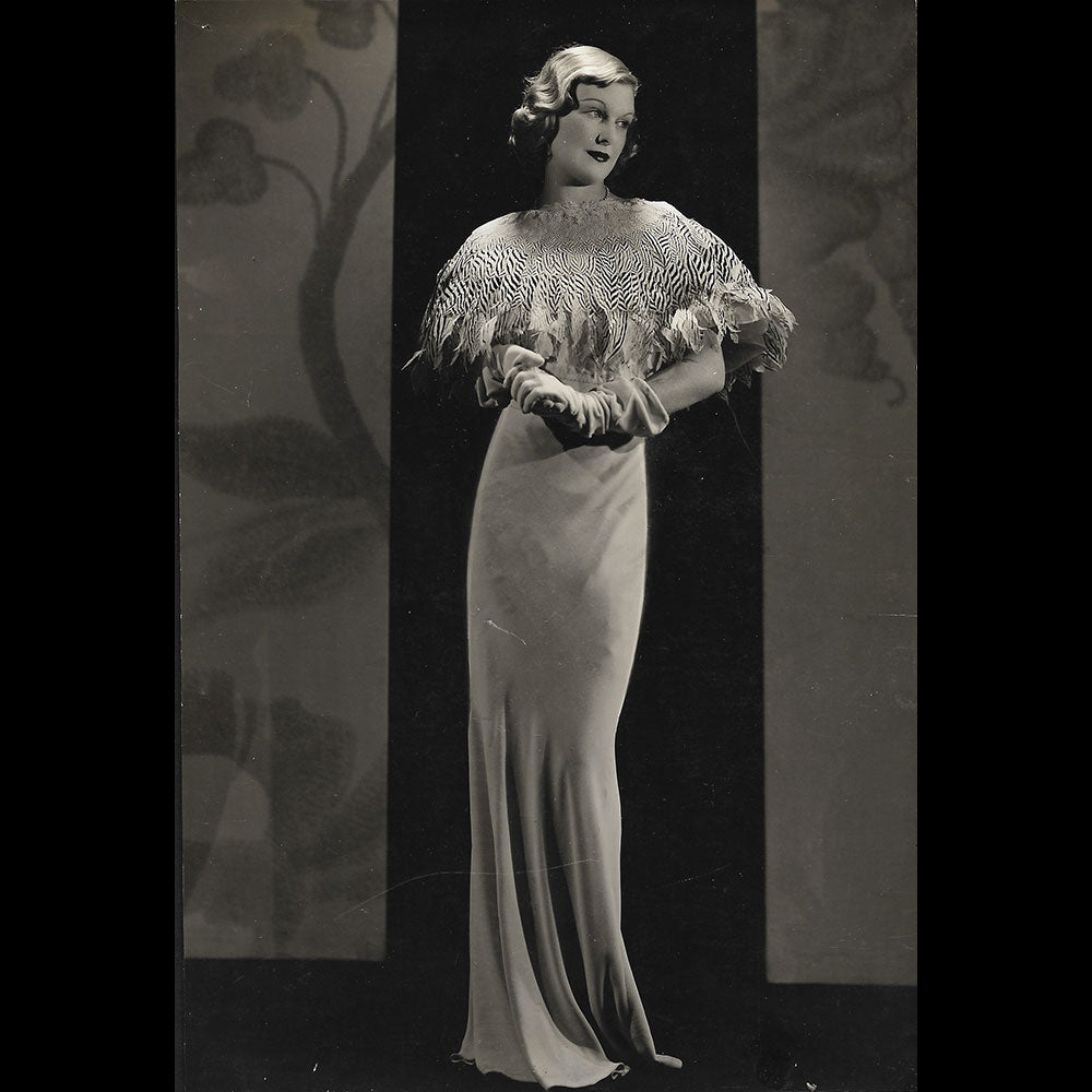 Molyneux - Robe du soir et cape de plumes de faisan, tirage de Scaioni (1933)