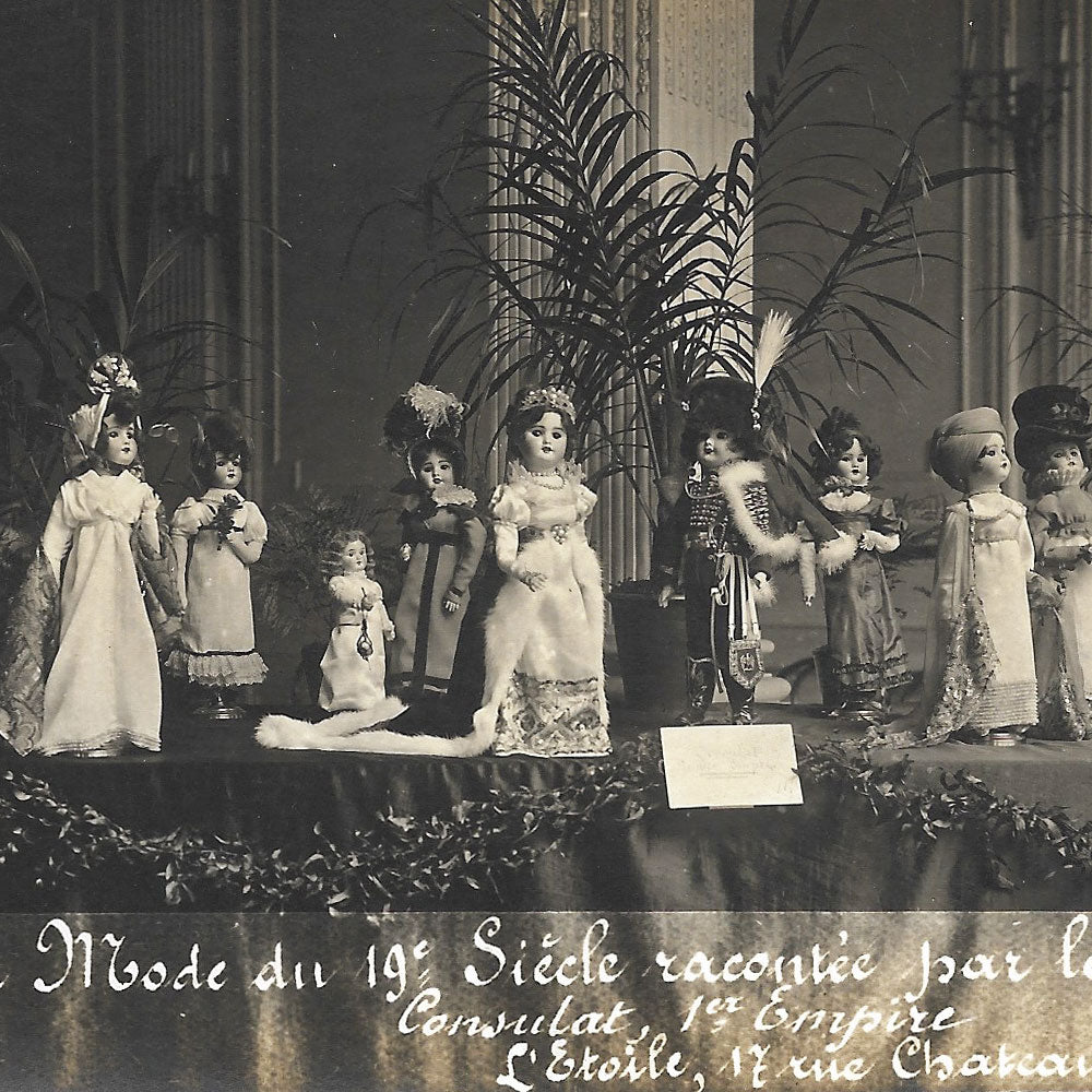 La Mode du dix-neuvième siècle racontée par les poupées, Réunion de deux cartes de l'exposition de  l'Etoile (1916)