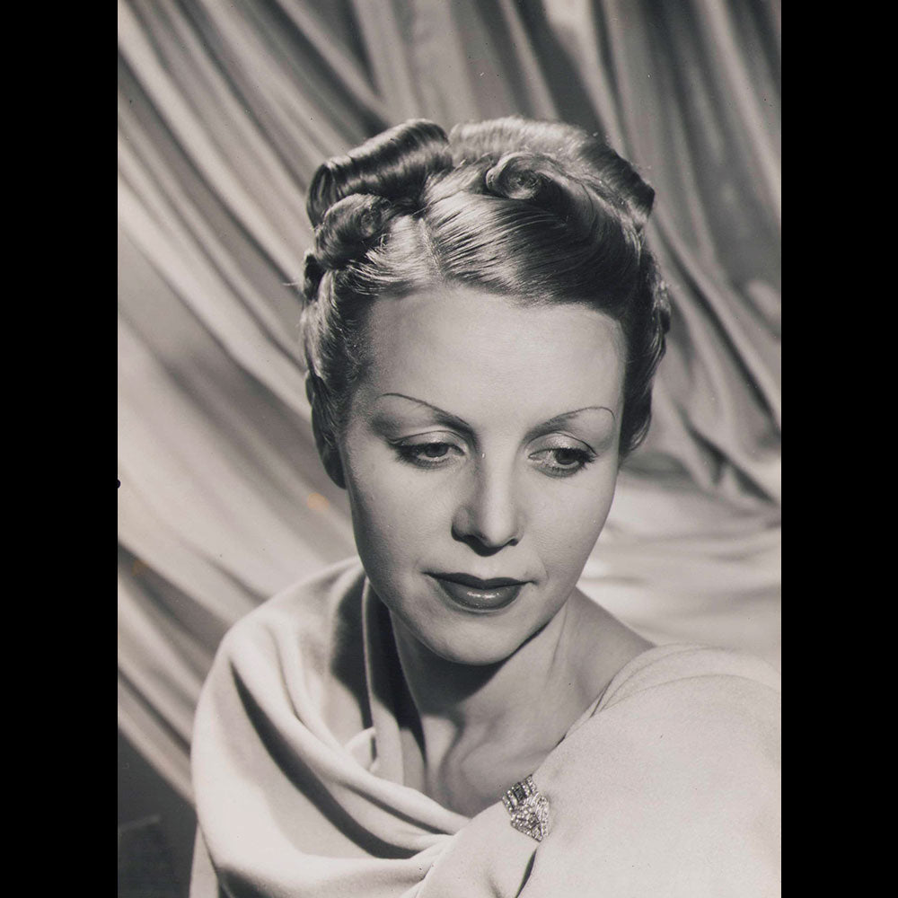 Fernand Aubry - Photographie d'une coiffure de style romantique (1937)