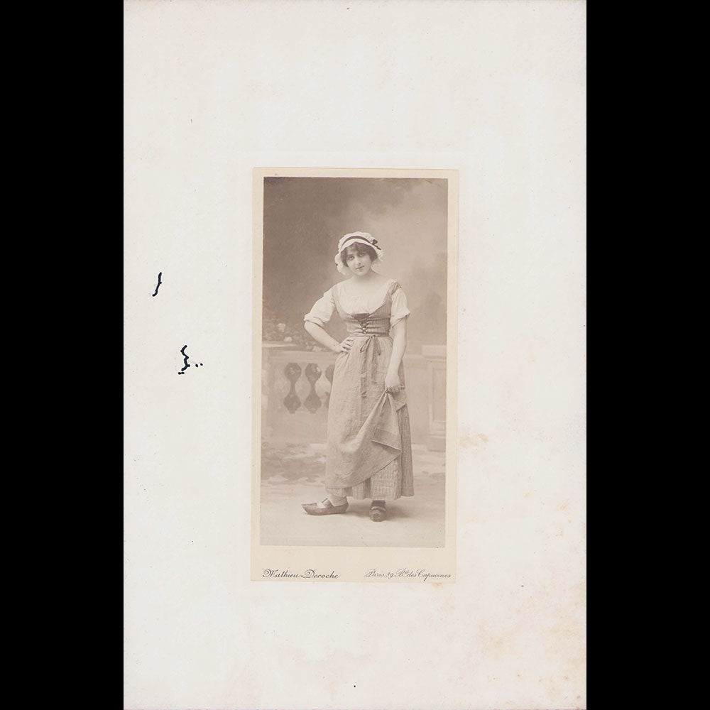 Portrait d'une élégante, réunion de 6 tirages du studio Mathieu Deroche (circa 1905-1910)